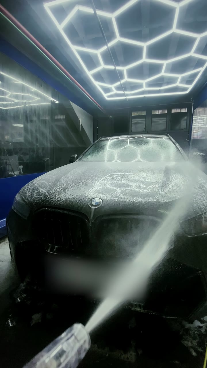 Ručno pranje automobila pod saćastim svetlima studija SN7